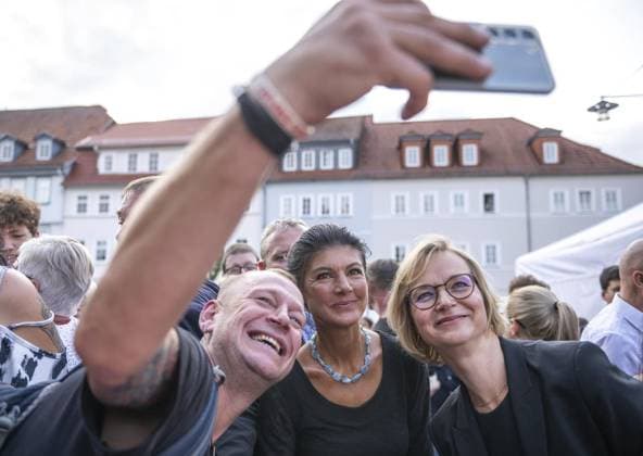 2024 LANDTAGSWAHL THÜRINGEN - WAHLKAMPFVERANSTALTUNG - BÜNDNISSES SAHRA WAGENKNECH (BSW) ** NUR FÜR REDAKTIONELLE ZWECKE ** EDITORIAL USE ONLY **<p>19 08 2024-Eisenach: 2024 Landtagswahl Thüringen - Wahlkampfveranstaltung BSW auf dem Markt in Eisenach im Foto: Sahra Wagenknecht (Bundesvorsitzende BSW), Katja Wolf (Direktkandidatin &amp; Vorsitzende BSW Thüringen) machen Selfis mit Anhängern ( Deutschland Thueringen Eisenach Copyright: SaschaxFromm *** 2024 STATE ELECTION THURINGIA ELECTION CAMPAIGN EVENT BÜNDNISSES SAHRA WAGENKNECH BSW FOR EDITORIAL PURPOSES ONLY EDITORIAL USE ONLY p 19 08 2024 Eisenach 2024 State election Thuringia election campaign event BSW on the market in Eisenach in the photo Sahra Wagenknecht Federal Chair Copyright: SaschaxFromm doc7wtczr73w5w1b8sfteoc ,EDITORIAL USE ONLY