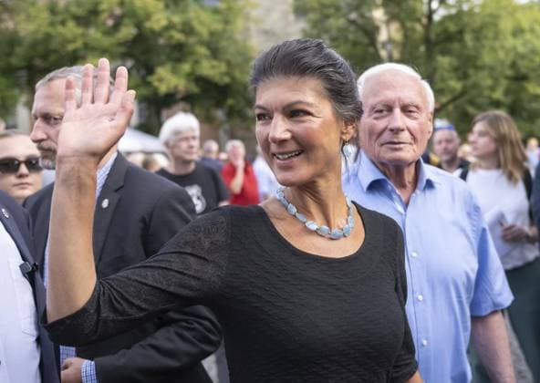 2024 LANDTAGSWAHL THÜRINGEN - WAHLKAMPFVERANSTALTUNG - BÜNDNISSES SAHRA WAGENKNECH (BSW) ** NUR FÜR REDAKTIONELLE ZWECKE ** EDITORIAL USE ONLY **<p>19 08 2024-Eisenach: 2024 Landtagswahl Thüringen - Wahlkampfveranstaltung BSW auf dem Markt in Eisenach im Foto: Sahra Wagenknecht (Bundesvorsitzende BSW) und ihr Mann Oskar Lafontaine, rechts. ( Deutschland Thueringen Eisenach Copyright: SaschaxFromm *** 2024 STATE ELECTION THURINGIA ELECTION CAMPAIGN EVENT SAHRA WAGENKNECH BSW FOR EDITORIAL PURPOSES ONLY p 19 08 2024 Eisenach 2024 State election Thuringia election campaign event BSW on the market in Eisenach in the photo Sahra Wagenknecht Federal Chairman BSW and her husband Oskar Lafontaine, right Germany Thuringia Eisenach Copyright Copyright: SaschaxFromm doc7wtczxe7fyaker03dif ,EDITORIAL USE ONLY