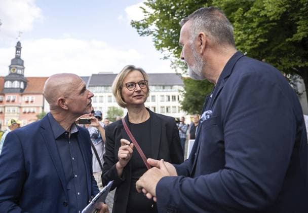 2024 LANDTAGSWAHL THÜRINGEN - WAHLKAMPFVERANSTALTUNG - BÜNDNISSES SAHRA WAGENKNECH (BSW) ** NUR FÜR REDAKTIONELLE ZWECKE ** EDITORIAL USE ONLY **<p>19 08 2024-Eisenach: 2024 Landtagswahl Thüringen - Wahlkampfveranstaltung BSW auf dem Markt in Eisenach im Foto: Katja Wolf (M), Landesvorsitzende des BSW Thüringen, Steffen Schütz (r), Landesvorsitzender des BSW Thüringen, und Steffen Quasebarth (l), Listenkandidat und Pressesprecher des BSW Thüringen ( Deutschland Thueringen Eisenach Copyright: SaschaxFromm *** 2024 STATE ELECTION THURINGIA ELECTION CAMPAIGN EVENT SAHRA WAGENKNECH BSW FOR EDITORIAL PURPOSES ONLY p 19 08 2024 Eisenach 2024 State Election Thuringia BSW election campaign event at the market in Eisenach in the photo Ka Copyright: SaschaxFromm doc7wtd1nef67dd0srlnm9 ,EDITORIAL USE ONLY