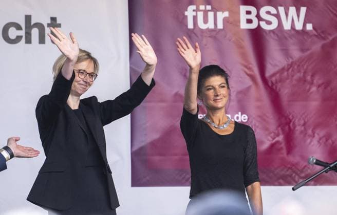 2024 LANDTAGSWAHL THÜRINGEN - WAHLKAMPFVERANSTALTUNG - BÜNDNISSES SAHRA WAGENKNECH (BSW) ** NUR FÜR REDAKTIONELLE ZWECKE ** EDITORIAL USE ONLY **<p>19 08 2024-Eisenach: 2024 Landtagswahl Thüringen - Wahlkampfveranstaltung BSW auf dem Markt in Eisenach im Foto: Sahra Wagenknecht (Bundesvorsitzende BSW), rechts, Katja Wolf (Direktkandidatin &amp; Vorsitzende BSW Thüringen), links ( Deutschland Thueringen Eisenach Copyright: SaschaxFromm *** 2024 STATE ELECTION THURINGIA ELECTION CAMPAIGN EVENT SAHRA WAGENKNECH BSW FOR EDITORIAL PURPOSES ONLY p 19 08 2024 Eisenach 2024 State Election Thuringia Election Campaign Event BSW on the market in Eisenach in the photo Sahra Wagenknecht Federal Chairwoman BSW , right, Katja Wolf direct candid Copyright: SaschaxFromm doc7wtd0r61k6xog47aa48 ,EDITORIAL USE ONLY