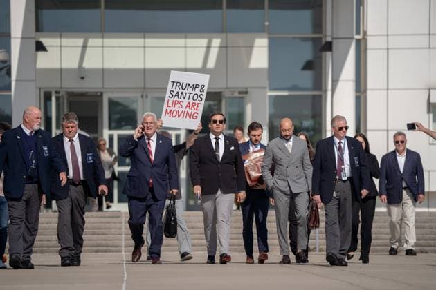 Bilder des Jahres 2024, News 08 August News Themen der Woche KW34 News Bilder des Tages August 19, 2024, Central Islip, New York, United States: George Santos, former Representative from New York, makes a statement to the press after leaving federal court in Central Islip. Santos is expected to plead guilty to fraud and money laundering charges to avoid trial and possible jail time. Central Islip United States - ZUMAs197 20240819_aaa_s197_238 Copyright: xDerekxFrenchx