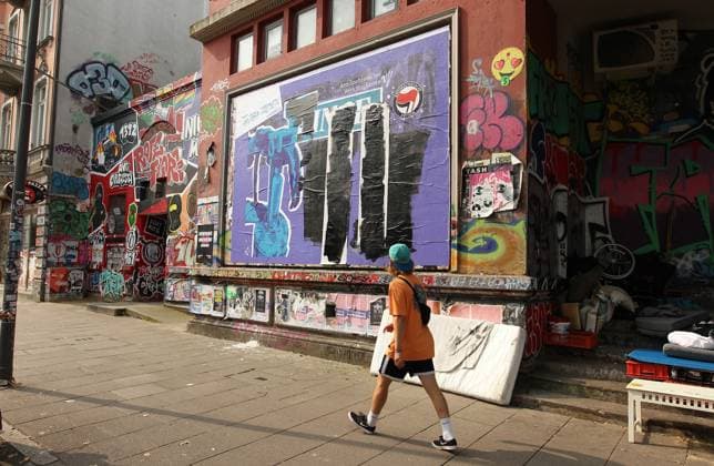 News Themen der Woche KW34 News Bilder des Tages An der Fassade vom Autonomen Kulturzentrum Rote Flora in der Straße Schulterblatt in der Sternschanze hängt ein Plakat, auf dem die Antifa zu Störaktionen gegen die Partei Alternative für Deutschland aufruft. Der Schriftzug: 13 Dinge, die du gegen die AfD tun kannst sowie der Schriftzug 13 Dinge, die du dabei beachten solltest , wurde von der Polizei übermalt. Sternschanze Hamburg *** On the facade of the autonomous cultural center Rote Flora in the street Schulterblatt in the Sternschanze hangs a poster on which the Antifa calls for disruptive actions against the party Alternative for Germany The lettering 13 things you can do against the AfD and the lettering 13 things you should pay attention to was painted over by the police S