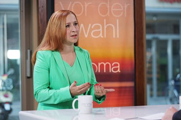 ZDF MOMA vor Ort in Dresden zur Landtagswahl in Sachsen 200824 Freiberger Schankhaus in Dresden , Momo - ZDF Morgenmagazin zu den div. Spitzenkandidaten zum Thema Landtagswahl in Sachsen durch Moderator Andreas Wunn - ZDF , Franziska Schubert (42) Bündnis 90 Die Grünen Foto: Dirk Sukow Sachsen Germany *** ZDF MOMA on location in Dresden for the state election in Saxony 200824 Freiberger Schankhaus in Dresden , Momo ZDF Morgenmagazin on the various top candidates for the state election in Saxony by presenter Andreas Wunn ZDF , Franziska Schubert 42 Bündnis 90 Die Grünen Photo Dirk Sukow Saxony Germany Copyright: xDirkxSukowx