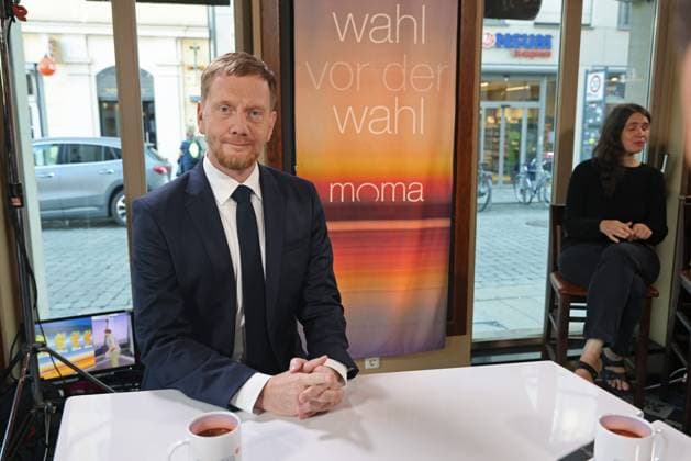 ZDF MOMA vor Ort in Dresden zur Landtagswahl in Sachsen 200824 Freiberger Schankhaus in Dresden , Momo - ZDF Morgenmagazin zu den div. Spitzenkandidaten zum Thema Landtagswahl in Sachsen durch Moderator Andreas Wunn - ZDF , Ministerpräsident von Sachsen Michael Kretschmer (49) - CDU Foto: Dirk Sukow Sachsen Germany *** ZDF MOMA on location in Dresden for the state election in Saxony 200824 Freiberger Schankhaus in Dresden , Momo ZDF Morgenmagazin on the various top candidates for the state election in Saxony by presenter Andreas Wunn ZDF , Minister President of Saxony Michael Kretschmer 49 CDU Photo Dirk Sukow Saxony Germany Copyright: xDirkxSukowx