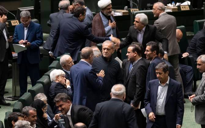 Bilder des Jahres 2024, News 08 August News Themen der Woche KW34 News Bilder des Tages Iran Parliament Iranian lawmakers are speaking with Iran s new President, Masoud Pezeshkian (C), while he is attending a session for examining the qualifications of the ministers proposed by President Pezeshkian in the public hall of the Iranian parliament in Tehran, Iran, on August 20, 2024. Tehran Tehran Iran  Copyright: xMortezaxNikoubazlx originalFilename: nikoubazl-iranparl240820_npfv9.jpg