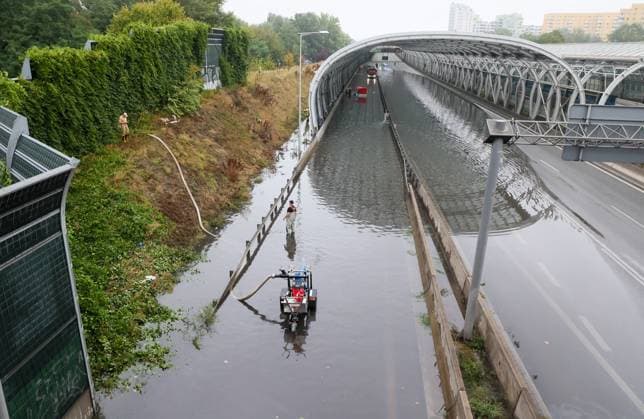 News Themen der Woche KW34 News Bilder des Tages Disruptions after heavy rains in Warsaw Photo: Adam Burakowski East News A flooded street of the S8 expressway is seen on August 20, 2024 in Warsaw, Poland. Previous night in the Polish capital had seen a few hours of exceptionally heavy rain. According to the Polish Institute of Meteorology the rainfall during that night exceeded the average rainfall in August in Warsaw. EN_01629158_0029 