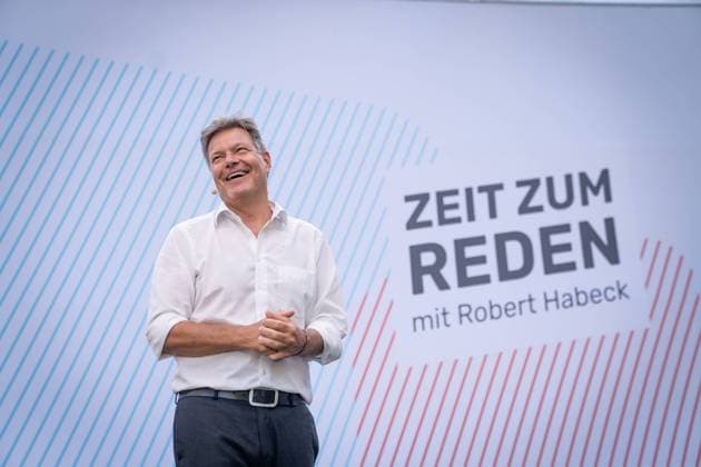 News Bilder des Tages Bundeswirtschaftsminister Robert Habeck spricht und diskutiert auf der Veranstaltung im Goerckehof des Bundesministeriums für Wirtschaft und Klimaschutz;Veranstaltung Zeit zum Reden Sommerdialog mit Bundeswirtschaftsminister Robert Habeck, Berlin Berlin Deutschland Bundeswirtschaftsministerium *** Federal Minister of Economics Robert Habeck speaks and discusses at the event in the Goerckehof of the Federal Ministry of Economics and Climate Protection Event Time to talk Summer Dialogue with Federal Minister of Economics Robert Habeck, Berlin Berlin Germany Federal Ministry of Economics