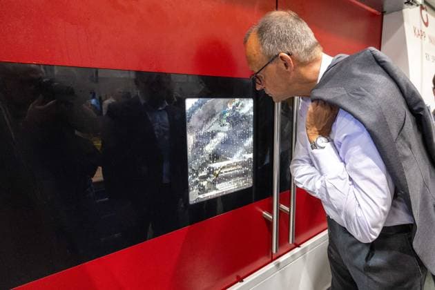 News Themen der Woche KW34 News Bilder des Tages Friedrich Merz bei BOGE Komponenten GmbH & Co. KG Der Bundesvorsitzender der CDU Deutschland Friedrich Merz schaut sich bei BOGE Komponenten GmbH & Co. KG im sächsischen Großenhain eine Produktionsan age an. Großenhain Sachsen Deutschland *** Friedrich Merz at BOGE Komponenten GmbH Co KG The Federal Chairman of the CDU Germany Friedrich Merz takes a look at a production plant at BOGE Komponenten GmbH Co KG in Grossenhain, Saxony Grossenhain Saxony Germany Daniel Wagner
