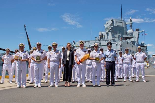 News Themen der Woche KW34 News Bilder des Tages Vize-Admiral Tomohiko Madono, Botschafterin Petra Sigmund und Admiral Axel Schulz mit Marinesoldaten bei der Ankunftszeremonie von Schiffen der Deutschen Marine am Tokyo International Cruise Terminal. Tokio, 20.08.2024 *** Vice Admiral Tomohiko Madono, Ambassador Petra Sigmund and Admiral Axel Schulz with marines at the arrival ceremony of German Navy ships at Tokyo International Cruise Terminal Tokyo, 20 08 2024 Foto:xK.xNarax xFuturexImagex marine_4810