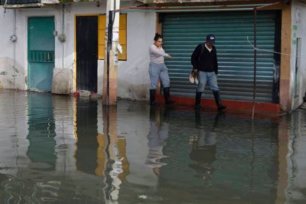 Floods In Chalco Affect Families Come Mexico People are trying to walk on flooded streets in Chalco, State of Mexico, on August 20, 2024, where several families are being severely affected by the heavy rains registered during the last few days. Chalco, State Of Mexico Chalco, State Of Mexico Mexico  Copyright: xGerardoxVieyrax originalFilename: vieyra-notitle240820_np17n.jpg