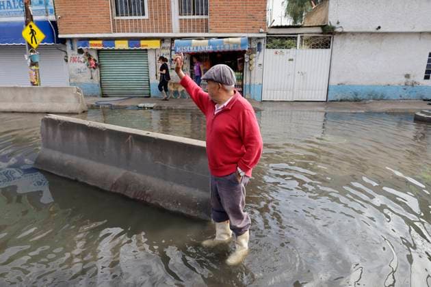 Floods In Chalco Affect Families Come Mexico People are trying to walk on flooded streets in Chalco, State of Mexico, on August 20, 2024, where several families are being severely affected by the heavy rains registered during the last few days. Chalco, State Of Mexico Chalco, State Of Mexico Mexico  Copyright: xGerardoxVieyrax originalFilename: vieyra-notitle240820_npFw9.jpg