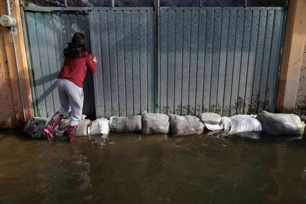 Floods In Chalco Affect Families Come Mexico People are trying to walk on flooded streets in Chalco, State of Mexico, on August 20, 2024, where several families are being severely affected by the heavy rains registered during the last few days. Chalco, State Of Mexico Chalco, State Of Mexico Mexico  Copyright: xGerardoxVieyrax originalFilename: vieyra-notitle240820_nphmN.jpg
