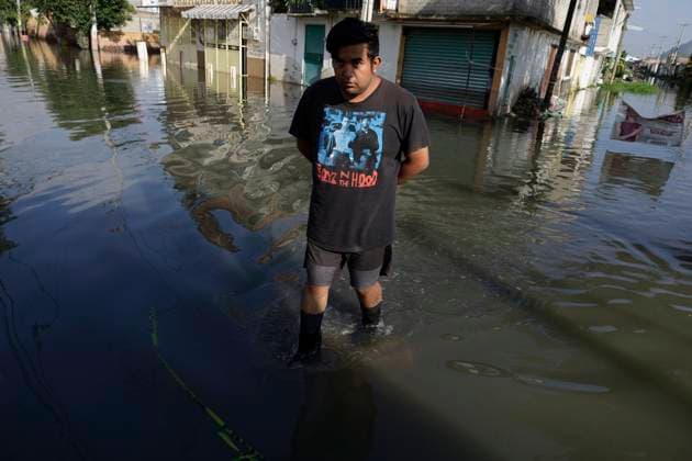 Floods In Chalco Affect Families Come Mexico People are trying to walk on flooded streets in Chalco, State of Mexico, on August 20, 2024, where several families are being severely affected by the heavy rains registered during the last few days. Chalco, State Of Mexico Chalco, State Of Mexico Mexico  Copyright: xGerardoxVieyrax originalFilename: vieyra-notitle240820_npLFJ.jpg