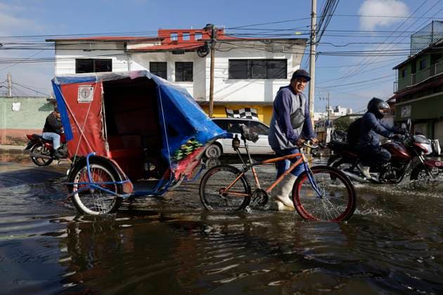 Floods In Chalco Affect Families Come Mexico Transporters are circulating on flooded streets in the Colonia Culturas de Mexico in Chalco, State of Mexico, on August 20, 2024, where several families are being severely affected by the heavy rains registered during the last few days. Chalco, State Of Mexico Chalco, State Of Mexico Mexico  Copyright: xGerardoxVieyrax originalFilename: vieyra-notitle240820_npP2x.jpg