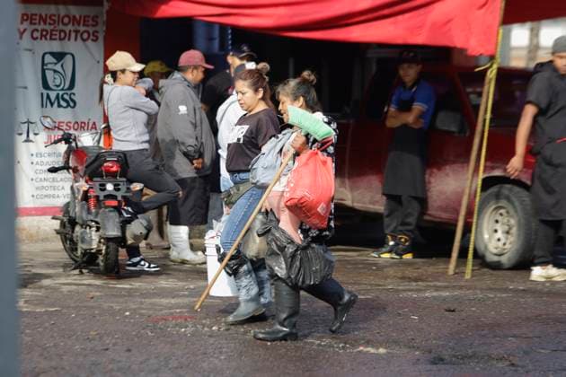 Floods In Chalco Affect Families Come Mexico Passers-by are walking on flooded streets in the Colonia Culturas de Mexico in Chalco, State of Mexico, on August 20, 2024, where several families are being severely affected by heavy rains in recent days. Chalco, State Of Mexico Chalco, State Of Mexico Mexico  Copyright: xGerardoxVieyrax originalFilename: vieyra-notitle240820_npvsn.jpg