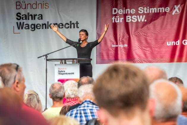 Sahra Wagenknecht, Vorsitzende BSW, bei Wahlkampfauftritt in Altenburg, Thüringen, 20. August 2024 Deutschland, Altenburg, 20. August 2024, Sahra Wagenknecht, geb. 1969, Vorsitzende BSW, bei Wahlkampfauftritt in Altenburg, Wagenknecht bei ihrer Rede auf dem Marktplatz Altenburg, Thüringen, die Landtagswahlen sind am 1. September, Politikerin, Politik, *** Sahra Wagenknecht, Chairwoman BSW, at election campaign appearance in Altenburg, Thuringia, August 20, 2024 Germany, Altenburg, August 20, 2024, Sahra Wagenknecht, born 1969, Chairwoman BSW, at election campaign appearance in Altenburg, Wagenknecht during her speech on the market square Altenburg, Thuringia, the state elections are on September 1, Politician, Politics,
