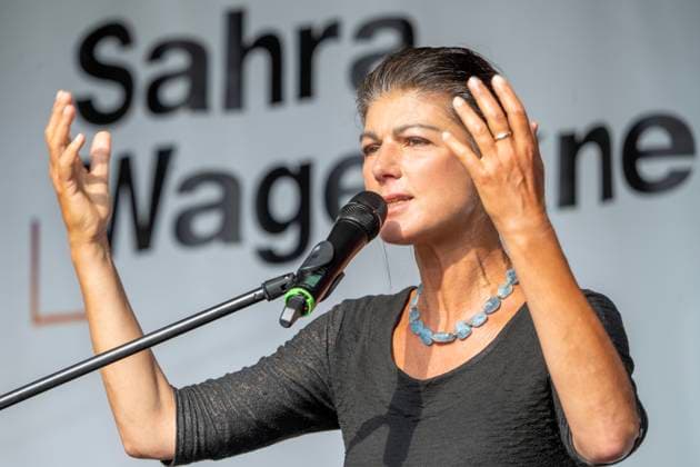 Sahra Wagenknecht, Vorsitzende BSW, bei Wahlkampfauftritt in Altenburg, Thüringen, 20. August 2024 Deutschland, Altenburg, 20. August 2024, Sahra Wagenknecht, geb. 1969, Vorsitzende BSW, bei Wahlkampfauftritt in Altenburg, Wagenknecht bei ihrer Rede auf dem Marktplatz Altenburg, Thüringen, die Landtagswahlen sind am 1. September, Politikerin, Politik, *** Sahra Wagenknecht, Chairwoman BSW, at election campaign appearance in Altenburg, Thuringia, August 20, 2024 Germany, Altenburg, August 20, 2024, Sahra Wagenknecht, born 1969, Chairwoman BSW, at election campaign appearance in Altenburg, Wagenknecht during her speech on the market square Altenburg, Thuringia, the state elections are on September 1, Politician, Politics,