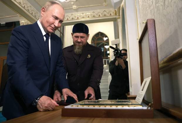 Bilder des Jahres 2024, News 08 August News Themen der Woche KW34 Russia Putin North Caucasian Federal District Chechen Republic 8747139 20.08.2024 Russian President Vladimir Putin, accompanied by Head of the Chechen Republic Ramzan Kadyrov, visits the new Prophet Isa Mosque in Grozny, Chechen Republic, Russia. Vyacheslav Prokofyev POOL Grozny Chechen Republic Russia  Copyright: xVyacheslavxProkofyevx