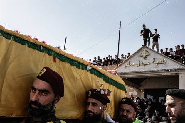 Bilder des Jahres 2024, News 08 August News Themen der Woche KW34 News Bilder des Tages Funeral of a Hezbollah Fighter in Majdal Silim, Lebanon - 20 Aug 2024 Mourners carry the coffin of Hezbollah fighter Abbas Badii Milhim, born in 1990 with the call sign Jihad who was killed by the Israeli forces in southern Lebanon during his funeral ceremony. Majdal Slim Lebanon Copyright: xVasilyxKrestyaninovx xSOPAxImagesx _MG_2138-2