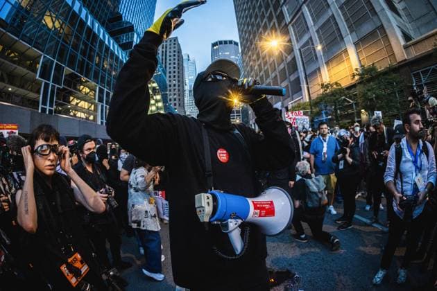 Bilder des Jahres 2024, News 08 August News Themen der Woche KW34 August 20, 2024, Chicago, Illinois, USA: Anti-fascist, pro-Palestine protestors take the street in front of the Israeli consulate to hold a unpermited protest which resulted in multiple arrests. Chicago USA - ZUMAd256 20240820_znp_d256_078 Copyright: xDavexDeckerx