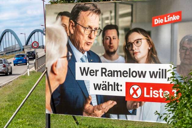 Wahlplakat von Ministerpräsident Bodo Ramelow, Die Linke, Nähe Altenburg, Thüringen, August 2024 Deutschland, Nähe Altenburg, 20. August 2024, Wahlplakat von Ministerpräsident Bodo Ramelow in Thüringen, Wahlslogan, Wer Ramelow will wählt Liste 1 Die Linke, die Landtagswahlen sind am 1. September, Politiker, Politik, *** Election poster of Prime Minister Bodo Ramelow, Die Linke, near Altenburg, Thuringia, August 2024 Germany, near Altenburg, August 20, 2024, election poster of Prime Minister Bodo Ramelow in Thuringia, election slogan, Who wants Ramelow chooses list 1 Die Linke, the state elections are on September 1, Politicians, Politics,