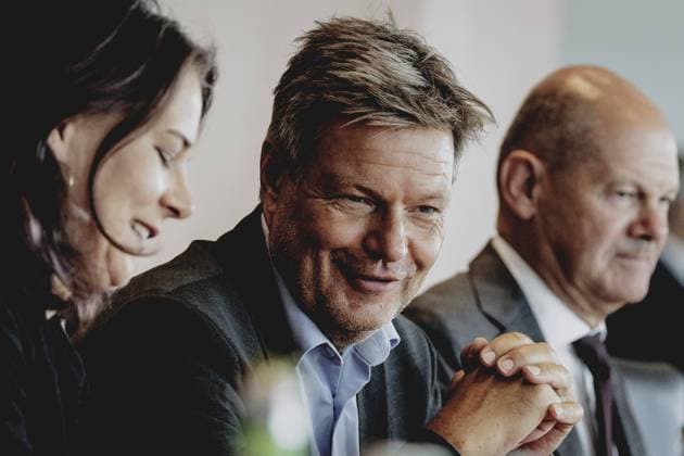 News Bilder des Tages (R-L) Olaf Scholz (SPD), Bundeskanzler, Robert Habeck (Buendnis 90 Die Gruenen), Bundesminister fuer Wirtschaft und Klimaschutz und Vizekanzler, und Annalena Baerbock (Buendnis 90 Die Gruenen), Bundesaussenministerin, aufgenommen im Rahmen der woechentlichen Kabinettsitzung in Berlin, 21.08.2024. Berlin Deutschland *** R L Olaf Scholz SPD , Federal Chancellor, Robert Habeck Buendnis 90 Die Gruenen , Federal Minister for Economic Affairs and Climate Protection and Vice-Chancellor, and Annalena Baerbock Buendnis 90 Die Gruenen , Federal Foreign Minister, pictured during the weekly cabinet meeting in Berlin, 21 08 2024 Berlin Germany Copyright: xFlorianxGaertner photothek.dex