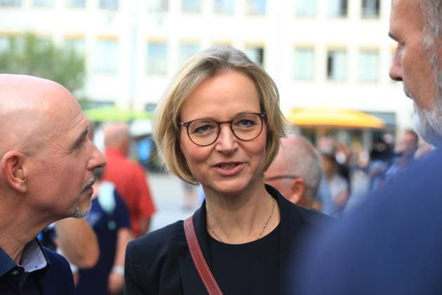 Sahra kommt! Thüringer Wahlkampftour- in Eisenach Eisenach, 19.08.2024 Das Bündnis Wagenknecht beim Wahlkampf auf dem Eisenacher Marktlpatz mit Katja Wolf (Foto), die Spitzenkandidatin des BSW in Thüringen und langjährige Oberbürgermeisterin von Eisenach, Steffen Schütz, Spitzenkandidat des BSW und erfolgreicher Unternehmer, Steffen Quasebarth (Foto, li.), Spitzenkandidat, Journalist, Moderator der Tour und Sahra Wagenknecht, Politikerin, Publizistin, Parteigründerin. Foto: Matthias Gränzdörfer Thüringen Germany *** Sahra comes Thuringian election campaign tour in Eisenach Eisenach, 19 08 2024 The Wagenknecht alliance during the election campaign on the Eisenach market square with Katja Wolf photo , the top candidate of the Copyright: xMatthiasxGränzdörferx