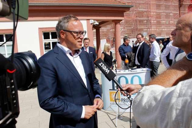 cdu 100 tage regierungsprogramm Erfurt, 16.08.2024 CDU-Spitzenkandidat zur Landtagswahl in Thüringen, Mario Voigt stell sein 100-Tage-Regierungsprogramms vor, das ein 13-köpfiges Expertenteam erstellt hat. Das Gremium hat nach 2 Wochen intensiver Arbeit zentrale Kernanliegen und Projekte formuliert, die jetzt in konkretes politisches Handeln für die ersten 100 Tage einer CDU-geführten Regierung fließen sollen. Die Pressekonferenz fand vor der Thüringer Staatskanzlei in Erfurt statt, in der sich zurzeit eine Baustelle befindet. Im Foto: Mario Voigt im Fernsehinterview Foto: Mario Gentzel Thüringen Deutschland *** cdu 100-day government program Erfurt, 16 08 2024 CDU top candidate for the state election in Thuringia, Mario Voigt, pr Copyright: xMarioxGentzelx