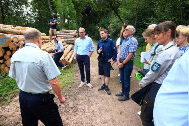 Kevin Kühnert auf Wahlkampftour in Thüringen Friedrichroda, 08.08.2024 Der SPD-Generalsekretär Kevin Kühnert (3.li) wandert im Thüringer Wald bei Friedrichroda mit Georg Maier (2.li), SPD-Spitzenkandidat für die Landtagswahl. Foto: Matthias Gränzdörfer Thüringen Germany *** Kevin Kühnert on campaign tour in Thuringia Friedrichroda, 08 08 2024 The SPD Secretary General Kevin Kühnert 3 left hikes in the Thuringian Forest near Friedrichroda with Georg Maier 2 left , SPD top candidate for the state election Photo Matthias Gränzdörfer Thuringia Germany Copyright: xMatthiasxGränzdörferx