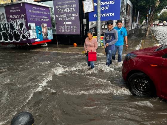 August 21, 2024, Mexico City, Mexico City, Mexico: Views this Wednesday, August 21, of the rainfall in the southern urban area of ‹â€¹Mexico City, which since yesterday afternoon has been hit by rain, leaving streets impassable, roads blocked, and fallen branches and trees.. The National Meteorological Service (SMN) reports that intense occasional rains will continue in much of the Mexican territory, while some urban areas have been flooded, which has prevented the residents of the Tlalpan mayor s office from carrying out their daily activities. Mexico City Mexico - ZUMAn296 20240821_zip_n296_002 Copyright: xJorgexNunezx