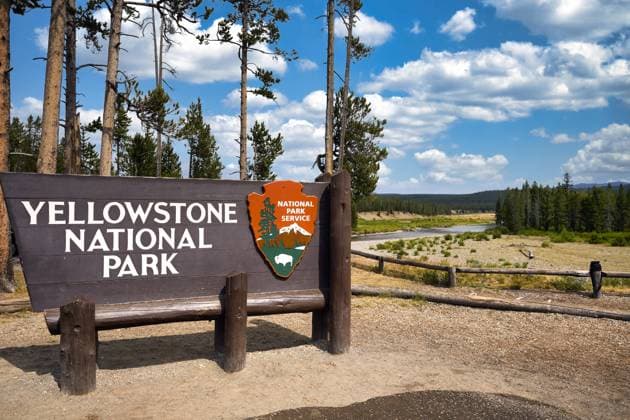Der Eingang des Yellowstone-Nationalparks. Wyoming. USA The entrance of the Yellowstone National Park. Wyoming. USA Copyright: imageBROKER MarcoxBrivio ibliqx08654573.jpg