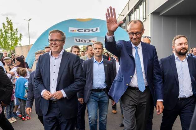 Mario Voigt und Friedrich Merz bei einer Wahlkampfveranstaltung der CDU zur Landtagswahl in Thüringen im Autohaus Peter. Erfurt, 21.08.2024 *** Mario Voigt and Friedrich Merz at a CDU campaign event for the state election in Thuringia at the Peter Erfurt car dealership, 21 08 2024 Foto:xM.xKremerx xFuturexImagex merz_erfurt_4805