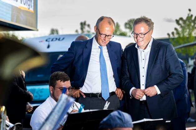 Friedrich Merz und Mario Voigt bei einer Wahlkampfveranstaltung der CDU zur Landtagswahl in Thüringen im Autohaus Peter. Erfurt, 21.08.2024 *** Friedrich Merz and Mario Voigt at a CDU campaign event for the state election in Thuringia at the Peter Erfurt car dealership, 21 08 2024 Foto:xM.xKremerx xFuturexImagex merz_erfurt_4840