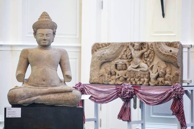 Bilder des Jahres 2024, Entertainment 08 August Entertainment Themen der Woche KW34 (240822) -- PHNOM PENH, Aug. 22, 2024 -- Khmer ancient statues are on display at the Peace Palace in Phnom Penh, Cambodia on Aug. 22, 2024. Cambodia on Thursday celebrated the return of 70 stolen Khmer ancient artifacts to the Southeast Asian nation from abroad. (Photo by Xinhua) CAMBODIA-PHNOM PENH-LOOTED ARTIFACTS-RETURN Rani 