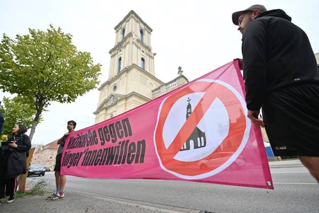 Bilder des Jahres 2024, News 08 August News Themen der Woche KW34 News Bilder des Tages Proteste von Kritikern des Wiederaufbaus des Potsdamer Garnisonkirchturms kurz vor der Eroeffnung in Potsdam (Foto vom 22.08.2024). Der neue Potsdamer Garnisonkirchturm wird heute (Donnerstag) nach fast sieben Jahren Bauzeit feierlich eroeffnet. Zu dem Festakt mit 120 geladenen Gaesten wird auch Bundespraesident Frank-Walter Steinmeier erwartet. Steinmeier ist seit 2017 Schirmherr fuer den Turm. Die 1732 eingeweihte evangelische Garnisonkirche gehoerte einst zu den bekanntesten Wahrzeichen Potsdams. 1933 wurde die preussische Militaerkirche am Tag von Potsdam von den Nationalsozialisten zur Inszenierung der Reichstagseroeffnung genutzt, Hitler gab dort eine Regierungserklaerung ab. 1945 brannte die Barockkirche nach einem alliierten Luf Copyright: epd-bild ChristianxDitsch epd-Eroeffnung_Garnisonkirchturm4-kopieren