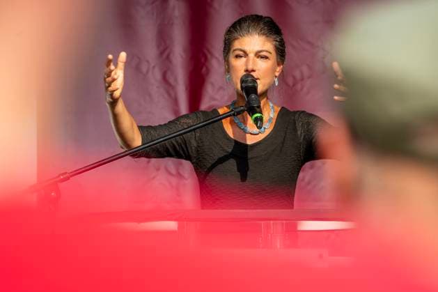 Sahra Wagenknecht, Vorsitzende BSW, bei Wahlkampfauftritt in Altenburg, Thüringen, 20. August 2024 Deutschland, Altenburg, 20. August 2024, Sahra Wagenknecht, geb. 1969, Vorsitzende BSW, bei Wahlkampfauftritt in Altenburg, Wagenknecht bei ihrer Rede auf dem Marktplatz Altenburg, Thüringen, die Landtagswahlen sind am 1. September, Politikerin, Politik, *** Sahra Wagenknecht, Chairwoman BSW, at election campaign appearance in Altenburg, Thuringia, August 20, 2024 Germany, Altenburg, August 20, 2024, Sahra Wagenknecht, born 1969, Chairwoman BSW, at election campaign appearance in Altenburg, Wagenknecht during her speech on the market square Altenburg, Thuringia, the state elections are on September 1, Politician, Politics,