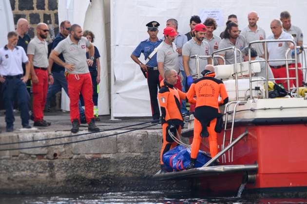 Bilder des Jahres 2024, News 08 August News Themen der Woche KW34 Firefighters recover body from sunken Bayesian yacht - Palermo, Italy 21 Aug 2024 Firefighters and the Italian Coast Guard recover the fifth body from the sailing ship that sank in Porticello. It is the tycoon Mike Lynch, only his daughter Hannah is still missing. Sicily, Italy, August 22, 2024. 15 passengers were rescued after a 56-meter luxury sailing yacht, the Bayesian, with 22 people on board, sank on August 19 due to a tornado that hit the area., Credit:Valeria Ferraro Avalon Italy, Italia, Palermo, Porticello  Copyright: xValeriaxFerrarox xAvalonx 0900651650