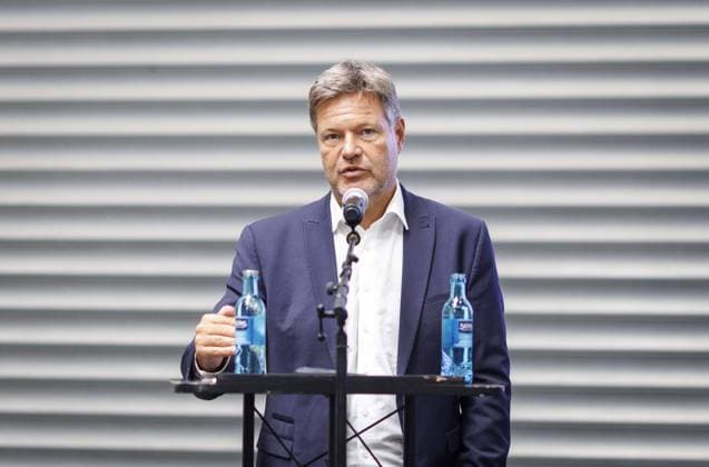 Robert Habeck, Bundesminister fuer Wirtschaft und Klimaschutz und Vizekanzler, besucht die Coatinc Company, Deutschlands aeltestes Familienunternehmen, in Kreuztal, 22.08.2024. Kreuztal Deutschland *** Robert Habeck, Federal Minister for Economic Affairs and Climate Protection and Vice Chancellor, visits the Coatinc Company, Germanys oldest family business, in Kreuztal, 22 08 2024 Kreuztal Germany Copyright: xJulianexSonntag photothek.dex