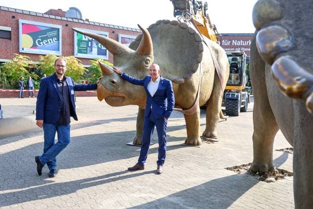 When heavy dinosaurs fly Models moved in front of the LWL Museum of Natural History Landmarks of the museum mark the new museum entrance The LWL Museum of Natural History is getting an extension on the museum forecourt Dr Georg Lunemann, Director of the Landschaftsband Westfalen Lippe re and Dr Jan Ole Kriegs, Museum Director Münster, North Rhine-West