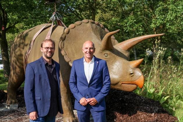 When heavy dinosaurs fly Models moved in front of the LWL Museum of Natural History Landmarks of the museum mark the new museum entrance The LWL Museum of Natural History is getting an extension on the museum forecourt Dr Georg Lunemann, Director of the Landschaftsband Westfalen Lippe re and Dr Jan Ole Kriegs, Museum Director Münster, North Rhine-West