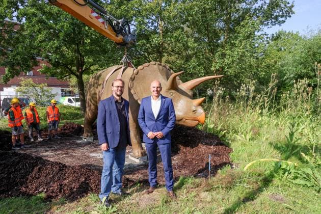 When heavy dinosaurs fly Models moved in front of the LWL Museum of Natural History Landmarks of the museum mark the new museum entrance The LWL Museum of Natural History is getting an extension on the museum forecourt Dr Georg Lunemann, Director of the Landschaftsband Westfalen Lippe re and Dr Jan Ole Kriegs, Museum Director Münster, North Rhine-West