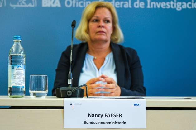 Bilder des Jahres 2024, News 08 August News Themen der Woche KW34 News Bilder des Tages Wiesbaden Im Rahmen einer Sicherheitstour durch mehrere Bundesländer besucht Nancy Faeser (Bundesinnenministerin, SPD) das Bundeskriminalamt (BKA) in Wiesbaden Im Rahmen einer Sicherheitstour durch mehrere Bundesländer besucht Nancy Faeser (Bundesinnenministerin, SPD) das Bundeskriminalamt (BKA) in Wiesbaden, 22.08.2024. *** Wiesbaden As part of a security tour through several federal states, Nancy Faeser Federal Minister of the Interior, SPD visits the Federal Criminal Police Office BKA in Wiesbaden As part of a security tour through several federal states, Nancy Faeser Federal Minister of the Interior, SPD visits the Federal Criminal Police Office BKA in Wiesbaden, 22 08 2024 Copyright: xEibner-Pressefoto FlorianxWieganx EP_FWD