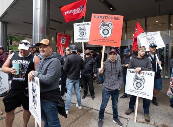 August 22, 2024, Montreal, Pq, Canada: Rail workers picket in front of CN headquarters on the first day of a nationwide rail shutdown, after workers were locked out by CN and CPKC when new contract agreements weren t reached by the midnight deadline, in Montreal, Thursday, Aug. 22, 2024. Montreal Canada  - ZUMAc35_ 20240822_zaf_c35_036 Copyright: xRyanxRemiorzx