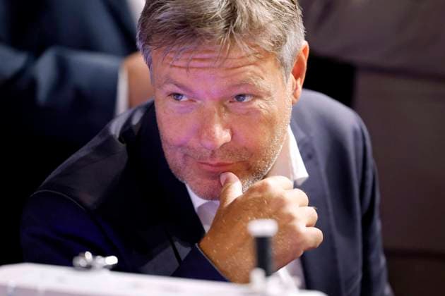 Bundeswirtschaftsminister Robert Habeck (Grüne) beim Presserundgang auf der Gamescom 2024 in Köln. Erstmals sind über 1400 Aussteller zu der Video- und Computerspielmesse präsent. Köln, 22.08.2024 NRW Deutschland *** Federal Minister of Economics Robert Habeck Greens on a press tour of Gamescom 2024 in Cologne For the first time, over 1,400 exhibitors will be present at the video and computer games fair Cologne, 22 08 2024 NRW Germany Copyright: xChristophxHardtx