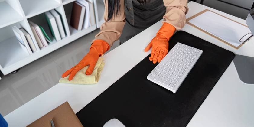 IMAGO Creative, Frühling, Frühjahrsputz Professional Maid Housekeeper Cleaning Office Desk with Orange Gloves and Cloth in Modern Workspace A professional maid housekeeper cleaning an office desk with orange gloves and a cloth in a modern workspace, ensuring cleanliness and organization. ,model released, Symbolfoto Copyright: xZoonar.com NATEExMEEPIANx 22049245 ,model released, Symbolfoto ,property released