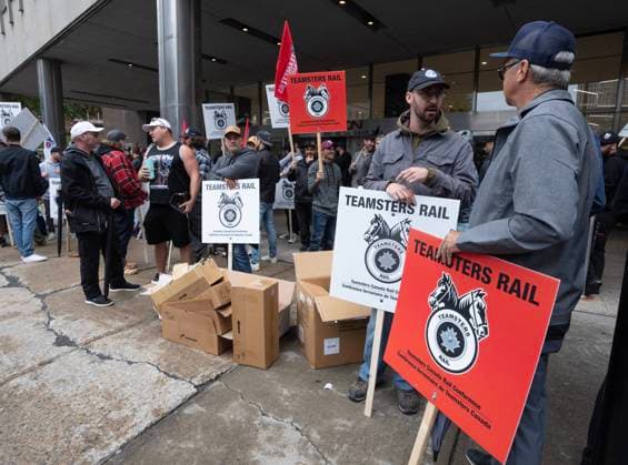 August 22, 2024, Montreal, Pq, Canada: Rail workers picket in front of CN headquarters on the first day of a nationwide rail shutdown, after workers were locked out by CN and CPKC when new contract agreements weren t reached by the midnight deadline, in Montreal, Thursday, Aug. 22, 2024. Economists say the work stoppage that began last night at Canada s two major railways will have a significant effect on the country s economy. Montreal Canada  - ZUMAc35_ 20240822_zaf_c35_041 Copyright: xRyanxRemiorzx