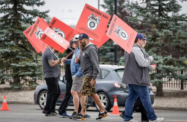 August 22, 2024, Calgary, Ab, CANADA: Teamsters Canada Rail Conference members walk a picket line at the CPKC headquarters in Calgary, Alta., Thursday, Aug. 22, 2024. Calgary CANADA  - ZUMAc35_ 20240822_zaf_c35_057 Copyright: xJeffxMcintoshx