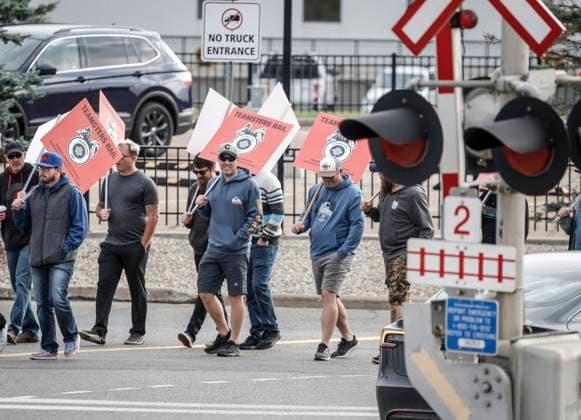 August 22, 2024, Calgary, Ab, CANADA: Teamsters Canada Rail Conference members walk a picket line at the CPKC headquarters in Calgary, Alta., Thursday, Aug. 22, 2024. Calgary CANADA  - ZUMAc35_ 20240822_zaf_c35_058 Copyright: xJeffxMcintoshx