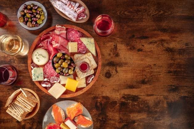 IMAGO Creative, Food, Tapas Charcuterie und Käseplatte mit Wein, Overhead Flat Lay Aufnahme auf rustikalem Hintergrund mit Platz für Text. Italienische Antipasti oder spanische Tapas, Aufnahme von oben mit Oliven und Lachssandwiches Charcuterie and cheese board with wine, overhead flat lay shot on a rustic background with a place for text. Italian antipasti or Spanish tapas, shot from above with olives and salmon sandwiches Copyright: imageBROKER KaterinaxSolovyeva ibliqx09660669.jpg