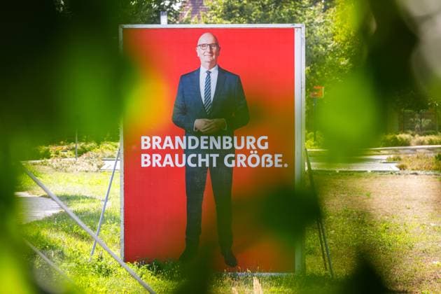 Landtagswahlkampf in Brandenburg DEU Deutschland Brandenburg Finsterwalde, 22.08.2024, Landtagswahlkampf in Brandenburg, Ein grossformatiges Wahlplakat von Dietmar Woidke (SPD Ministerpraesident von Brandenburg) steht in der suedbrandenburgischen Kleinstadt Finsterwalde auf einer Wiese. Als amtierender Ministerpraesident ist Dietmar Woidke der Spitzenkandidat der SPD Brandenburg. Die Landtagswahl findet in Brandenburg am 22. September 2024 statt. *** State election campaign in Brandenburg DEU Germany Brandenburg Finsterwalde, 22 08 2024, State election campaign in Brandenburg, A large-format election poster of Dietmar Woidke SPD Ministerpraesident of Brandenburg stands on a meadow in the small town of Finsterwalde in southern Brandenburg AF_IMG_57909